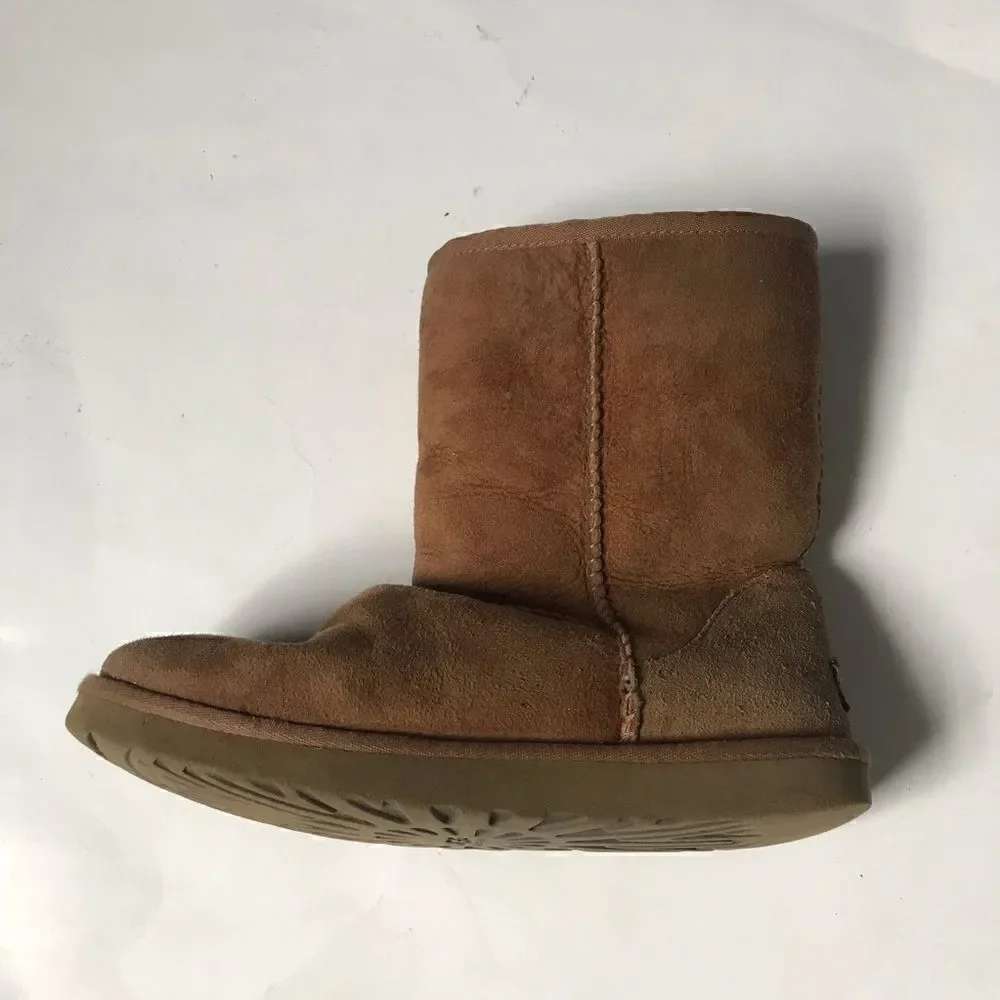UGG classic short boots shearling lined size 7